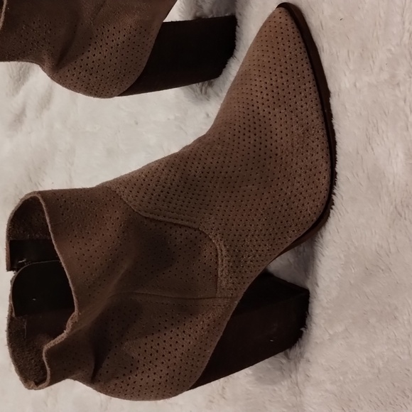 Vince Camuto Cream and Brown Ankle Boots Size NWT - Picture 4 of 9